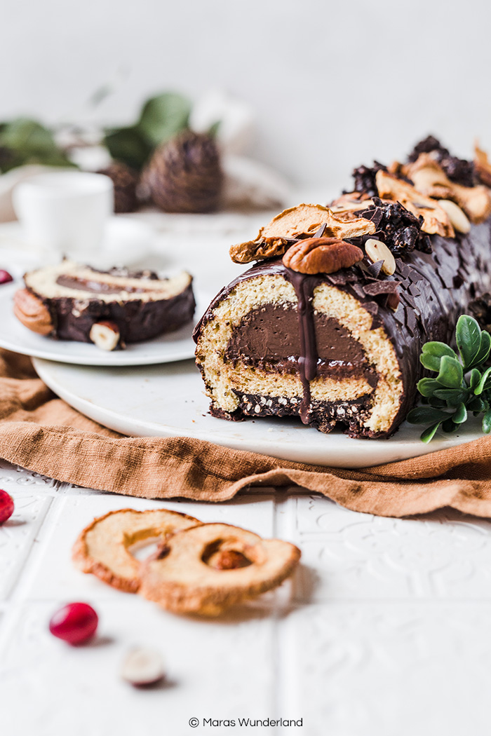 Gesünderer & schokoladiger Bûche de Noël. Der Weihnachtsklassiker aus Frankreich in einer winterlichen Variante. Einfach gemacht und trotzdem hübsch. • Maras Wunderland #buchedenoel #weihnachtskuchen #weihnachtsklassiker #christmascake #gesunderezepte