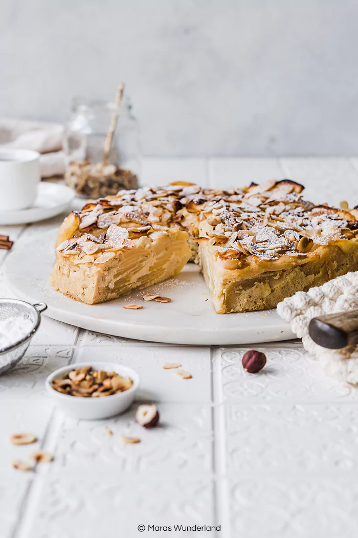 Gesund, glutenfrei, kalorienarm und perfekt für den Herbst: Unsichtbarer Apfelkuchen bzw. Invisible Apple Cake. Schnell und einfach gemacht und voller gesunder Zutaten. • Maras Wunderland #applecake #invisibleapplecake #apfelkuchen #glutenfrei #gesunderezepte