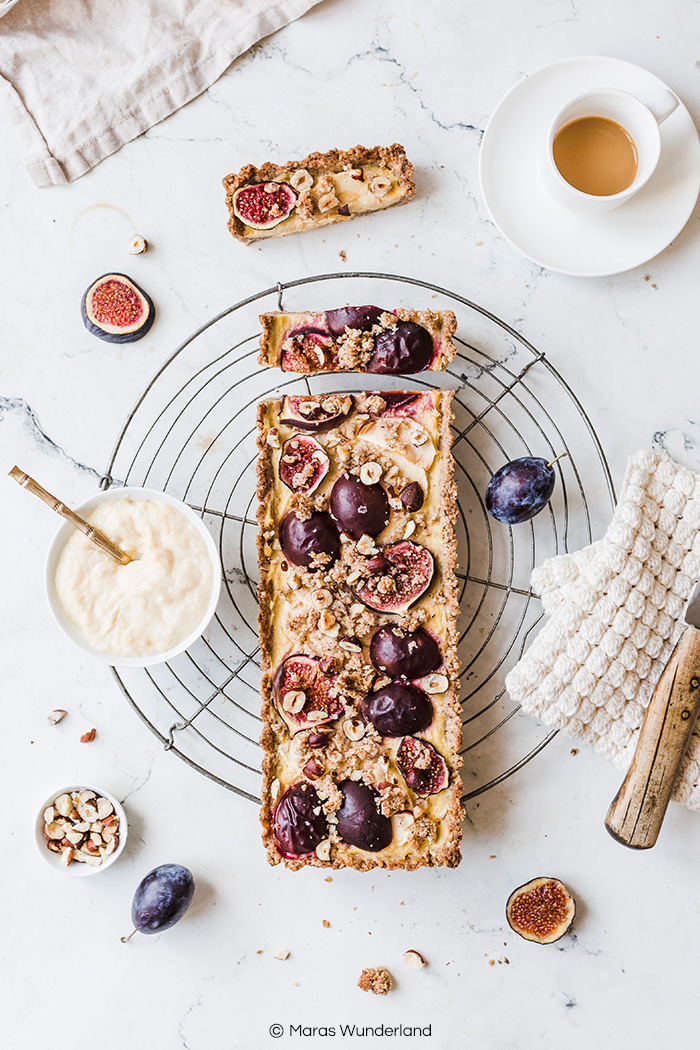 Vegane Grieß-Tarte mit Zwetschgen, Feigen & Äpfeln. Ein einfaches Rezept für einen saftigen Herbstkuchen. • Maras Wunderland #griesstarte #zwetschgenkuchen #tarte #applecake #vegan #veganerezepte