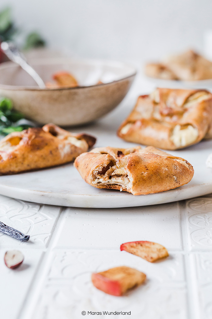 Gesündere Vanille-Plunder mit Zimt-Äpfeln. Ein einfaches und gelingsicheres Rezept für den Herbst. Super saftig und aromatisch. • Maras Wunderland #vanille #vanilleplunder #vanilleteilchen #vanillapastry #gesundbacken