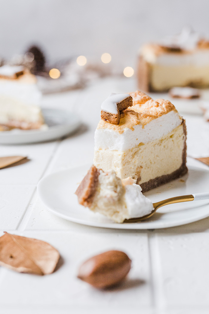 Gesünderer und weihnachtlicher Zimtstern-Käsekuchen. Ein einfaches Rezept, saftig, fluffig, cremig und super lecker. • Maras Wunderland #weihnachtskuchen #käsekuchen #cheesecake #zimtstern #cinnamonstars #christmascake