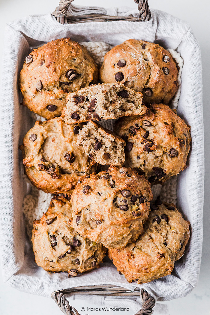 Vegane, zuckerfreie Schokobrötchen mit Banane. Schnell, einfach und super lecker. Der perfekte Snack - auch für Kinder. • Maras Wunderland #vegan #zuckerfrei #snack