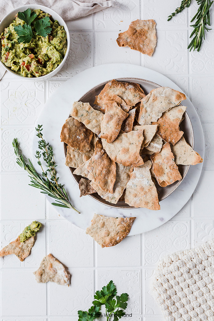 Selbstgemachte vegane Cracker mit Guacamole. Gesünder, richtig leicht gemacht und der perfekte herzhafte Snack. • Maras Wunderland #cracker #chips #silvester #guacamole #aufstrich #dip