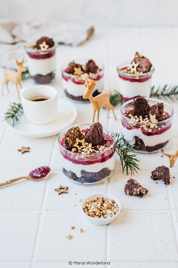 Glutenfreier Himbeer-Schoko Cheesecake im Glas. Saftig, cremig und gesünder. Perfekt für Weihnachtsfest. • Maras Wunderland #weihnachtsdessert #christmasdessert #nachtisch #glutenfrei