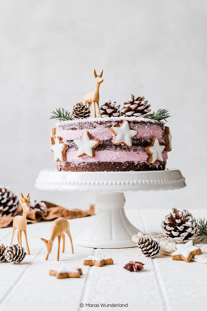 Vegane Rotweintorte mit Kirschen. Ein einfaches Rezept für die Weihnachtszeit, das gut vorzubereiten ist. Gesünder, cremig und super saftig. • Maras Wunderland #rotweinkuchen #redwinecake #torte #weihnachtstorte #vegan #christmascake