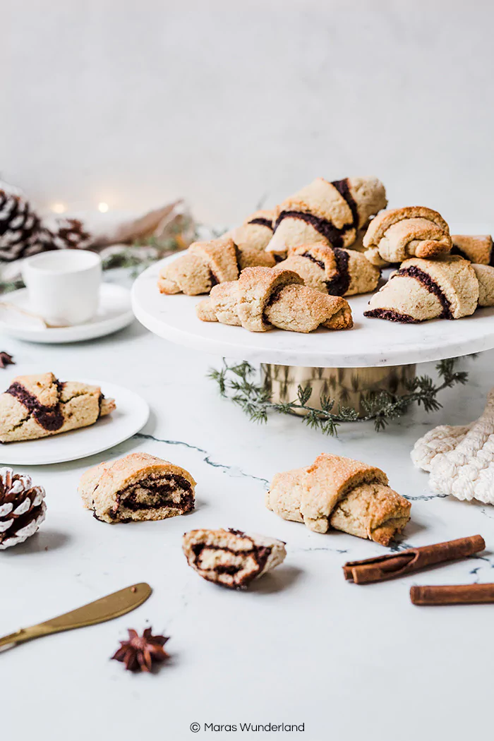 Vegane Zimt-Hörnchen. Schnell und einfach gemacht. Perfekt fürs Weihnachtsfrühstück. • Maras Wunderland