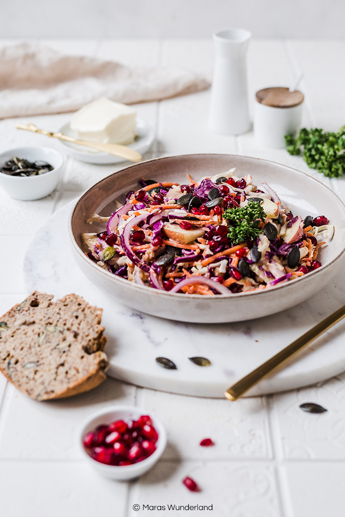 Bunter und veganer Krautsalat. Gesund, voller guter Zutaten und schnell gemacht. Mit veganem Dressing mit Cashews. • Maras Wunderland #salad #salat #krautsalat #coleslaw