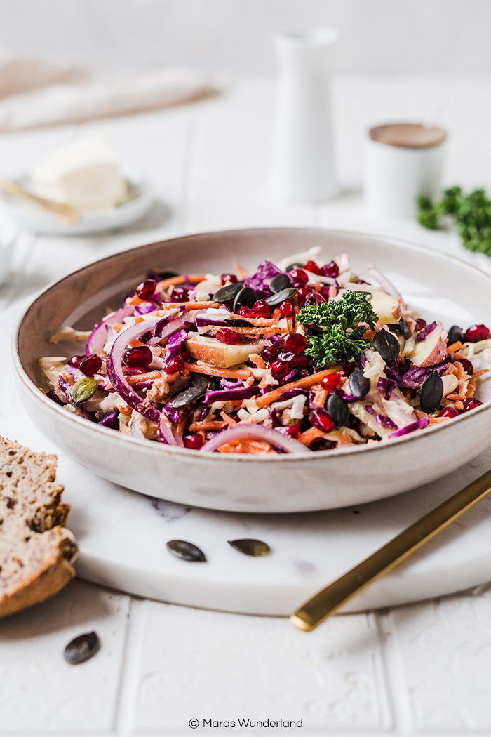 Bunter und veganer Krautsalat. Gesund, voller guter Zutaten und schnell gemacht. Mit veganem Dressing mit Cashews. • Maras Wunderland #salad #salat #krautsalat #coleslaw