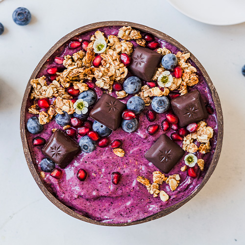 Vegane Bowl mit Beeren & Hanf