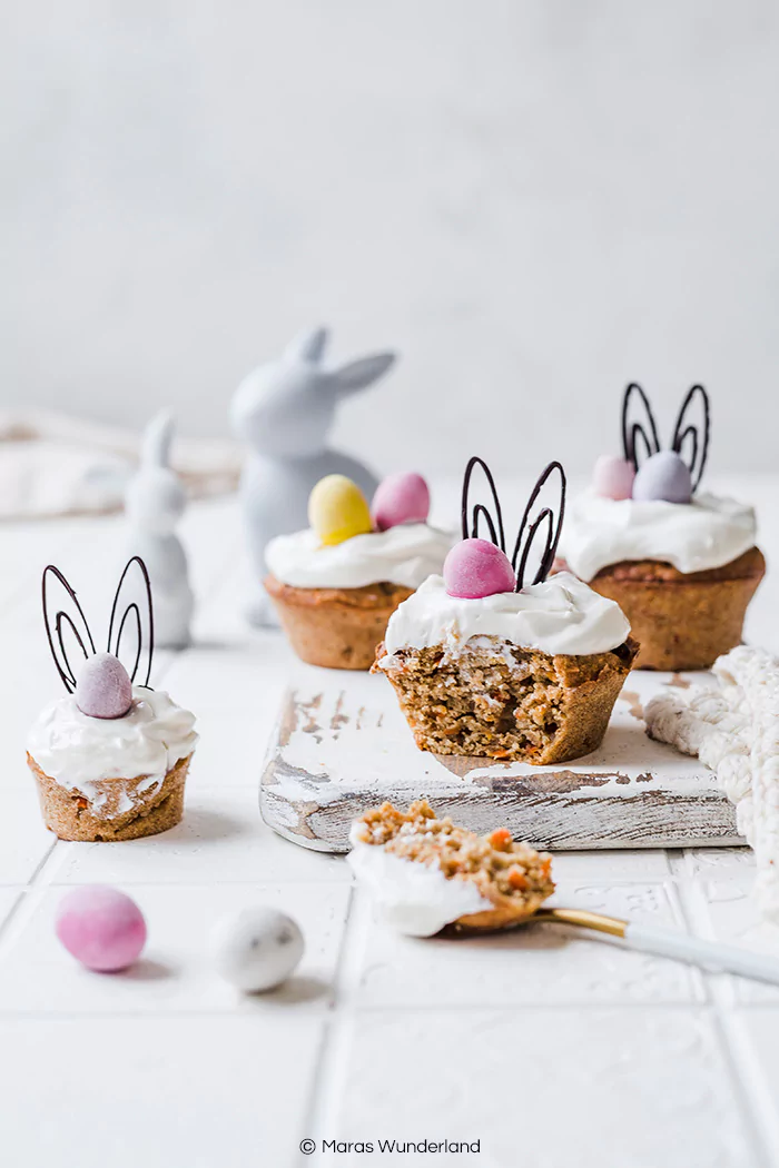 Schnelles und einfaches Rezept für gesunde und vegane Karottenmuffins. Saftig und aromatisch. Perfekt für Ostern. • Maras Wunderland