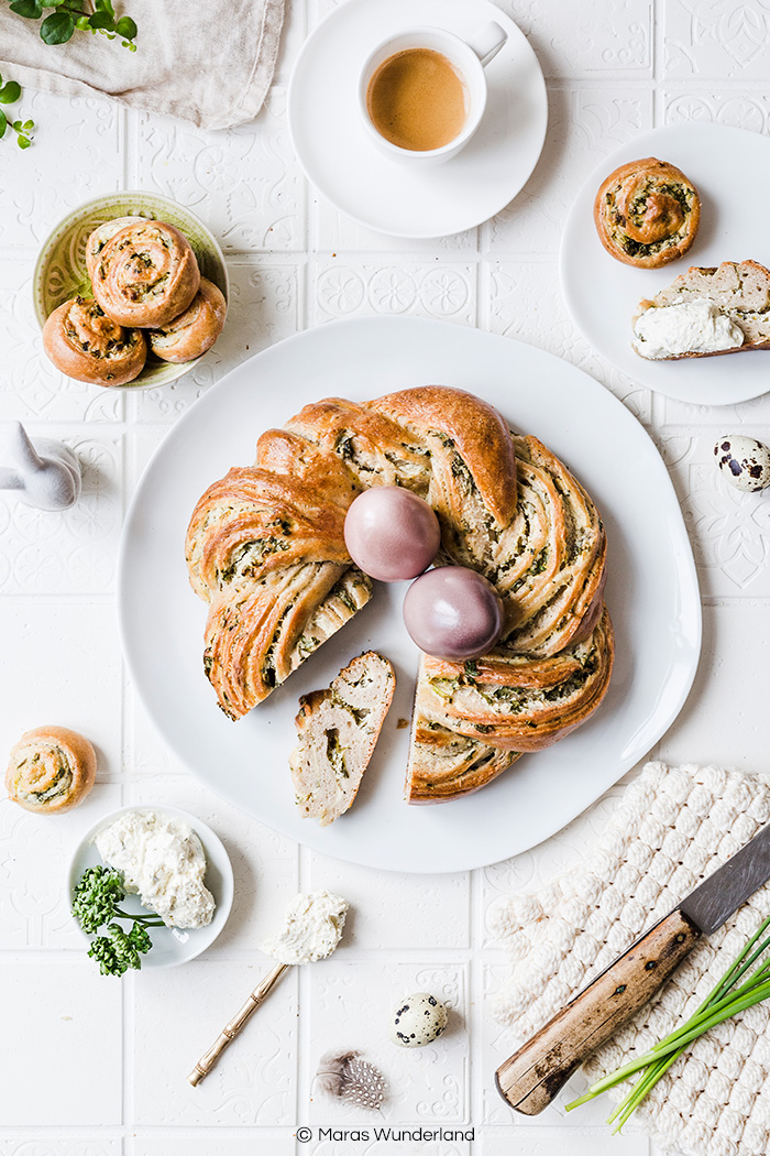 Gesünderer Frischkäse-Kräuterkranz. Ein schnelles und einfaches Rezept - perfekt für den Brunch an Ostern. • Maras Wunderland #osterkranz #easter