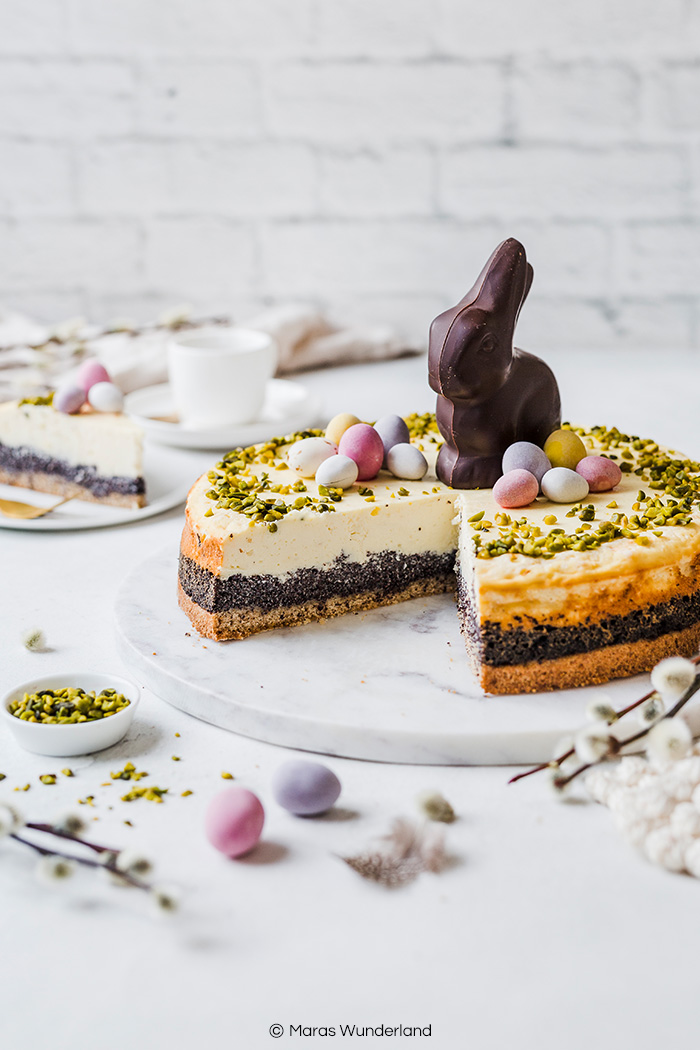 Gesündere Mohn-Käsekuchen. Saftig, cremig & unglaublich lecker. Einfach gemacht & perfekt zu Ostern. Den liebt die ganze Familie! • Maras Wunderland #ostern #easter #cheesecake #käsekuchen #mohnkuchen