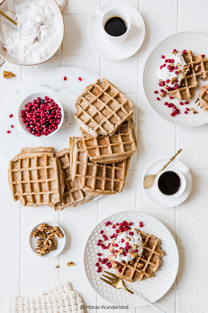 Glutenfreie und vegane Haferwaffeln. Ein schnelles und einfaches Rezept ohne Mehl. Mit Ahornsirup gesüßt. • Maras Wunderland #waffles #breakfast #frühstück #glutenfree #gesunderezepte #healthyrecipes