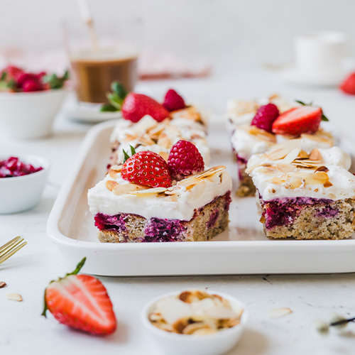 Glutenfreier Beeren Poke Cake