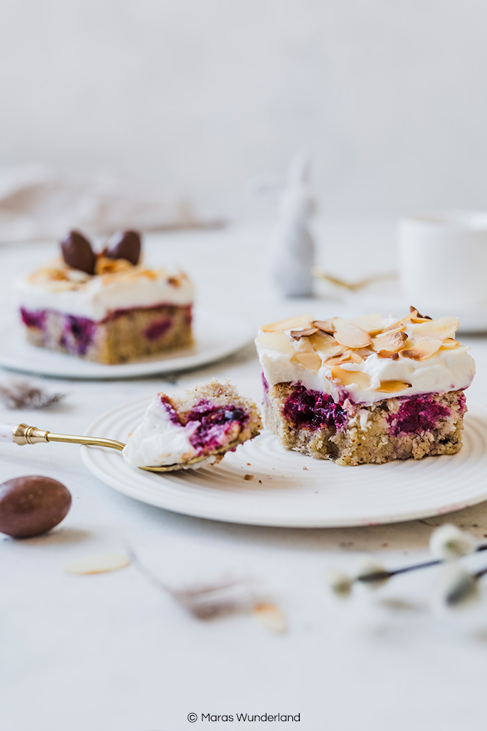 Einfaches Rezept für glutenfreien Beeren Poke Cake. Perfekt für Geburtstage und zu Ostern. Mit Gelinggarantie. • Maras Wunderland #osterkuchen #eastercake #glutenfrei #glutenfree