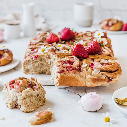 Erdbeer-Rhabarber-Hefeschnecken mit Marzipan