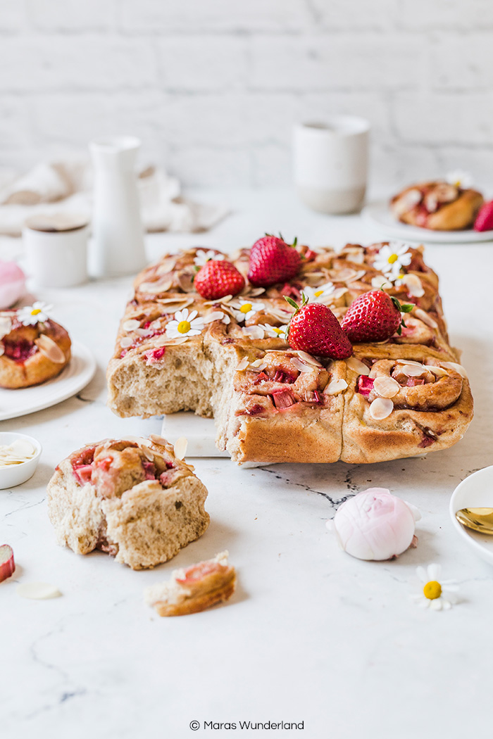 Erdbeer-Rhabarber-Hefeschnecken mit Marzipan. Fluffig, saftig und perfekt für Muttertag und im Frühling. • Maras Wunderland