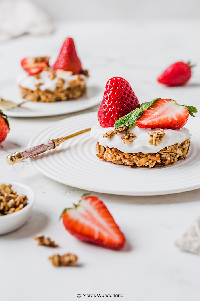 Vegane Erdbeertörtchen mit Creme und Granolaboden. Glutenfrei und gesund. Perfekt für Geburtstage. Schnell und einfach gemacht. • Maraswunderland #erdbeerkuchen #strawberrycake