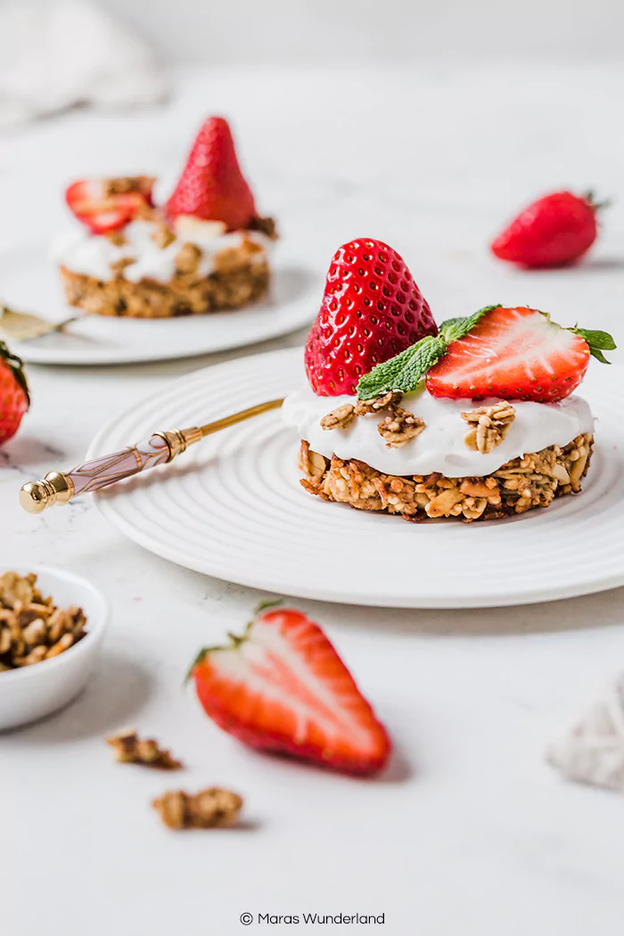 Vegane Erdbeertörtchen mit Creme und Granolaboden. Glutenfrei und gesund. Perfekt für Geburtstage. Schnell und einfach gemacht. • Maraswunderland #erdbeerkuchen #strawberrycake