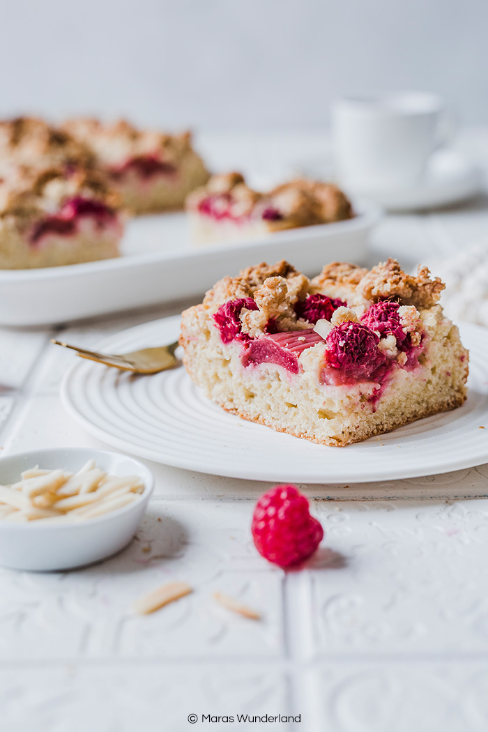 Veganer Rhabarber-Himbeer-Streuselkuchen. Saftig und perfekt für den Frühling. Schnell gemacht und aus Quark-Öl-Teig. • Maras Wunderland #rhubarb #rhubarbcake #rhabarber #rhabarberkuchen