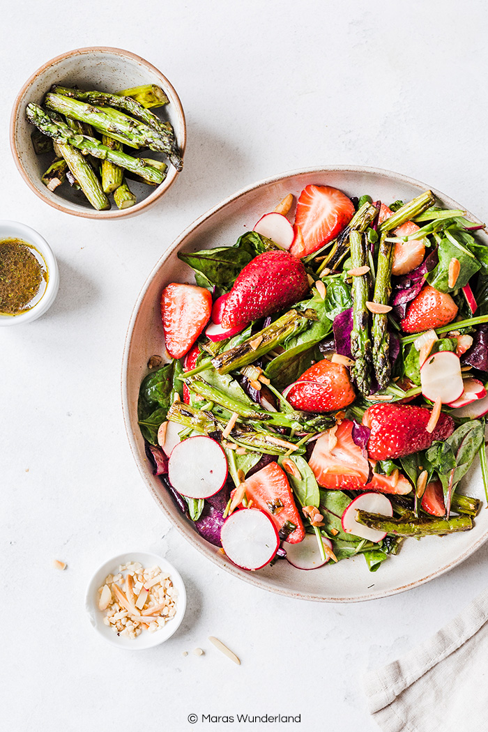 Veganer Erdbeer-Spargel-Salat. Gesund, kalorienarm und schnell gemacht. perfekt als Mahlzeit oder Grillbeilage. • Maras Wunderland #salad #salat #spargel #asparagus #strawberries