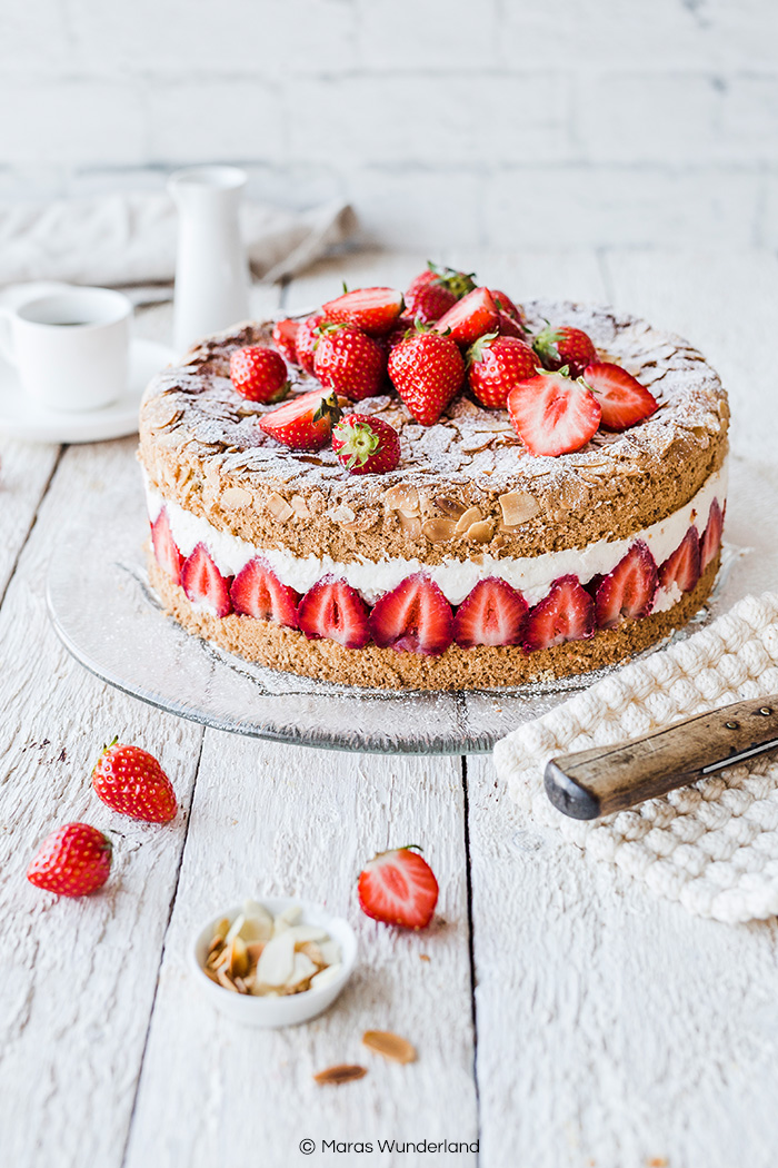 Gesunde und einfache Erdbeertorte. Erdbeeren mit Biskuit und lockerer Creme. Einfach gemacht und mit Gelinggarantie. • Maras Wunderland #biskuit #torte #erdbeertorte #strawberrycake