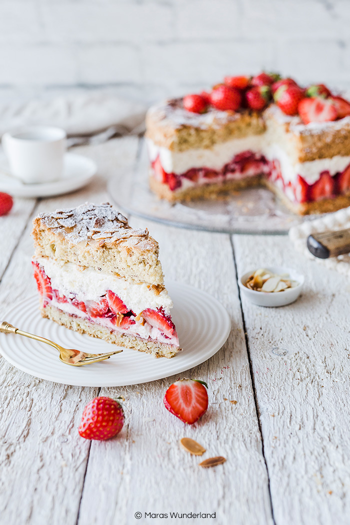 Gesunde und einfache Erdbeertorte. Erdbeeren mit Biskuit und lockerer Creme. Einfach gemacht und mit Gelinggarantie. • Maras Wunderland #biskuit #torte #erdbeertorte #strawberrycake