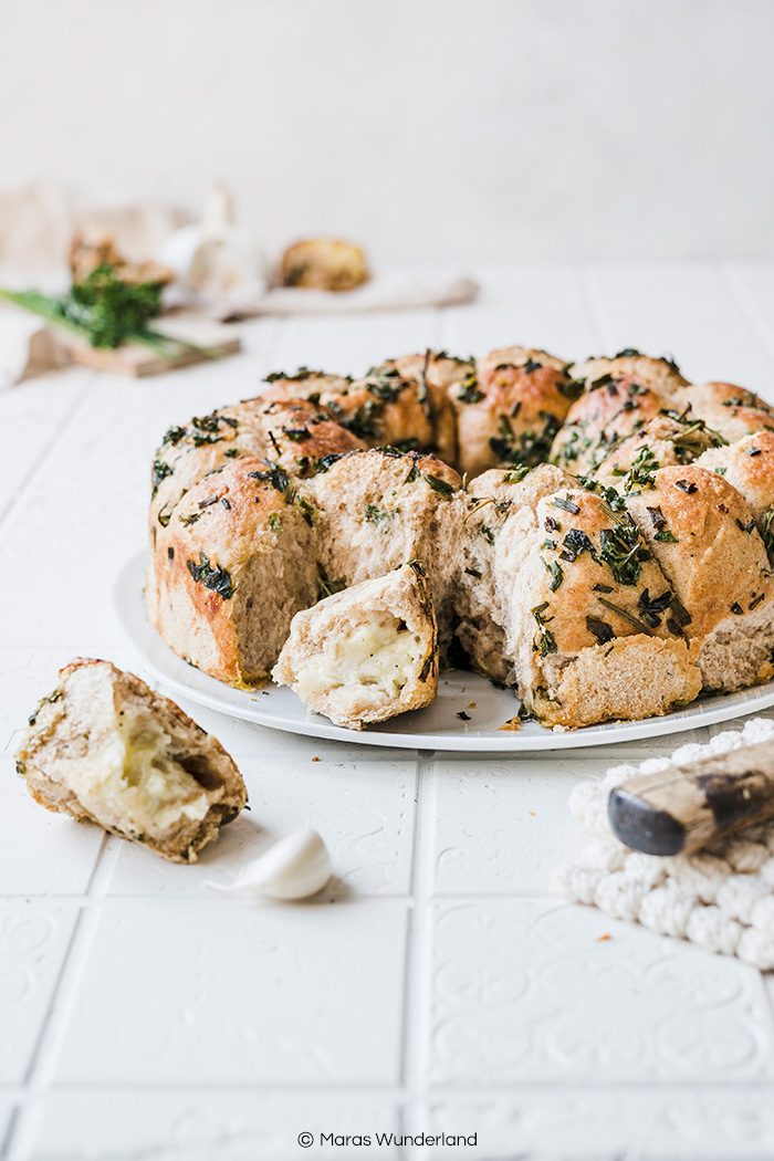 Beste Käse-Kräuter-Brötchensonne. Brötchen gefüllt mit Käse und gewendet in einer Knoblauch-Kräuter-Marinade. Perfekt als Grillbeilage oder Partyfood. • Maras Wunderland