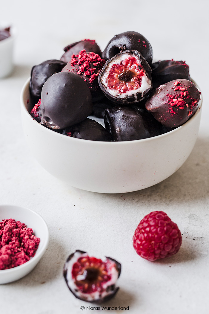 Vegane Schoko-Himbeeren mit Dattel-Haselnuss-Creme und Joghurt. Gesunder Sommersnack. • Maras Wunderland