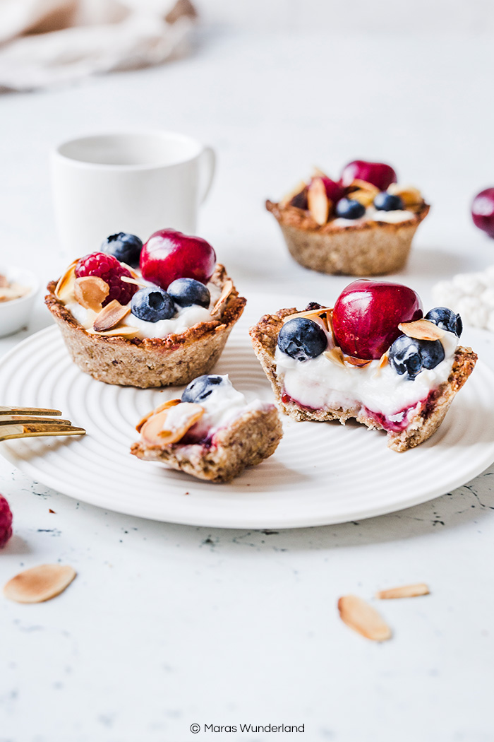 Glutenfeie + vegane Beerentörtchen. Einfach gemacht, gesund und das perfekte Süß für die Gartenparty. • Maras Wunderland