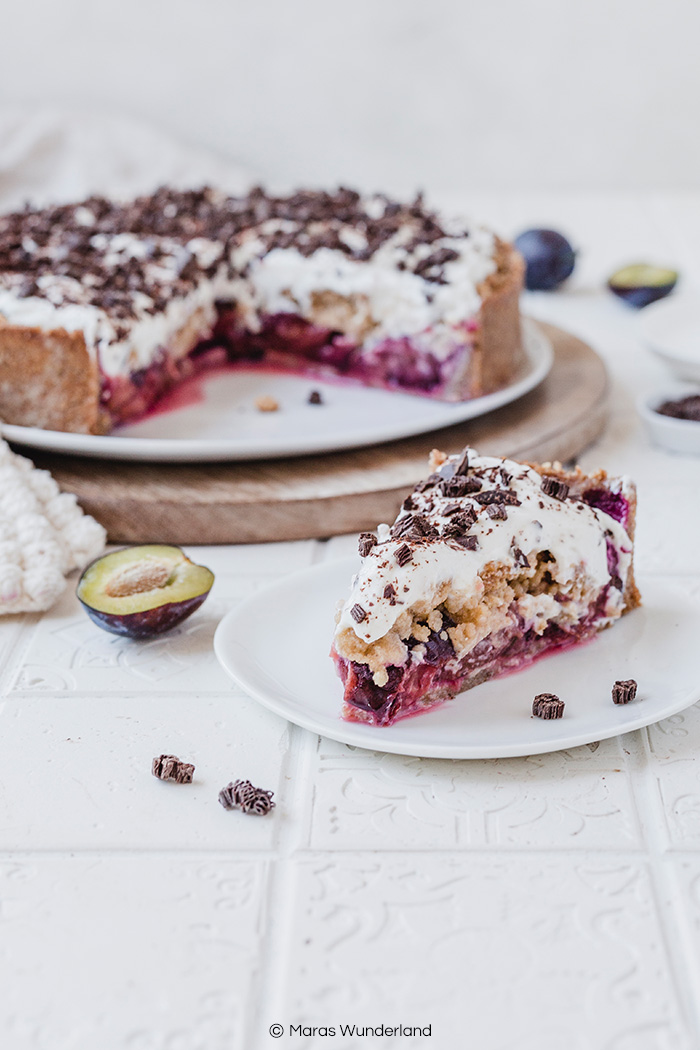 Gesünderer Zwetschgen-Feuerwehrkuchen. Mandelig, zimtig, saftig, cremig und knusprig zugleich. Perfekter Herbstkuchen. • Maras Wunderland