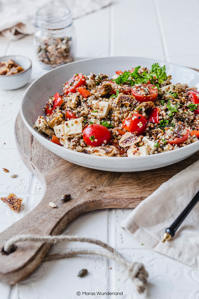 Gesunder Quinoa-Salat mit Tomaten, Paprika, Feta, Feigen & Saaten. In weniger als 30 Minuten fertig und super lecker. • Maras Wunderland