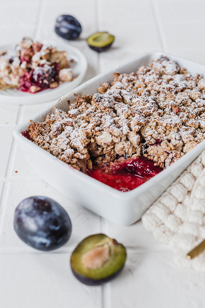 Veganes Zwetschgen-Crumble. Glutenfrei & gesund. Schnell und einfach gemacht und richtig lecker. • Maras Wunderland