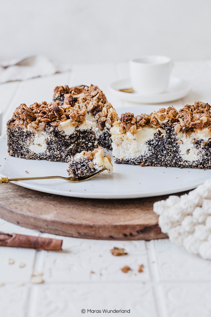 Saftiger und gesünderer Apfel-Mohn-Käsekuchen mit Streuseln. Perfekt für den Herbst. • Maras Wunderland #apfelkuchen #applecake #käsekuchen #cheesecake #poppyseedcake #mohnkuchen #streuselkuchen