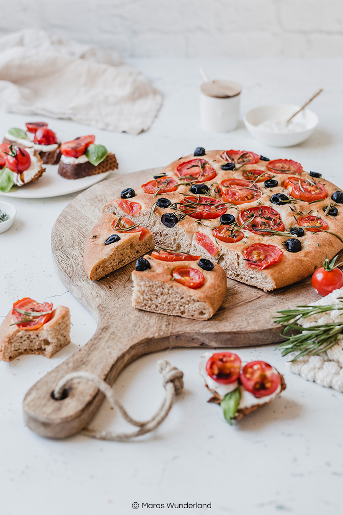 Zweierlei Brot: Tomaten-Faccacia & geröstetes Tomaten-Krustenbrot. Vollkorn & gesund. Perfekt als Brotbeilage und Snack. • Maras Wunderland
