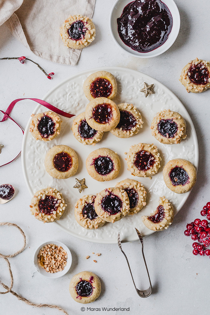 Gesunde Husarenkrapfen / Engelsaugen. Schnell gemacht und mit Haferflocken. Perfekte Weihnachtsplätzchen. • Maras Wunderland #christmascookies #weihnachtsplätzchen #plätzchen #cookies #engelsaugen #linzerplätzchen