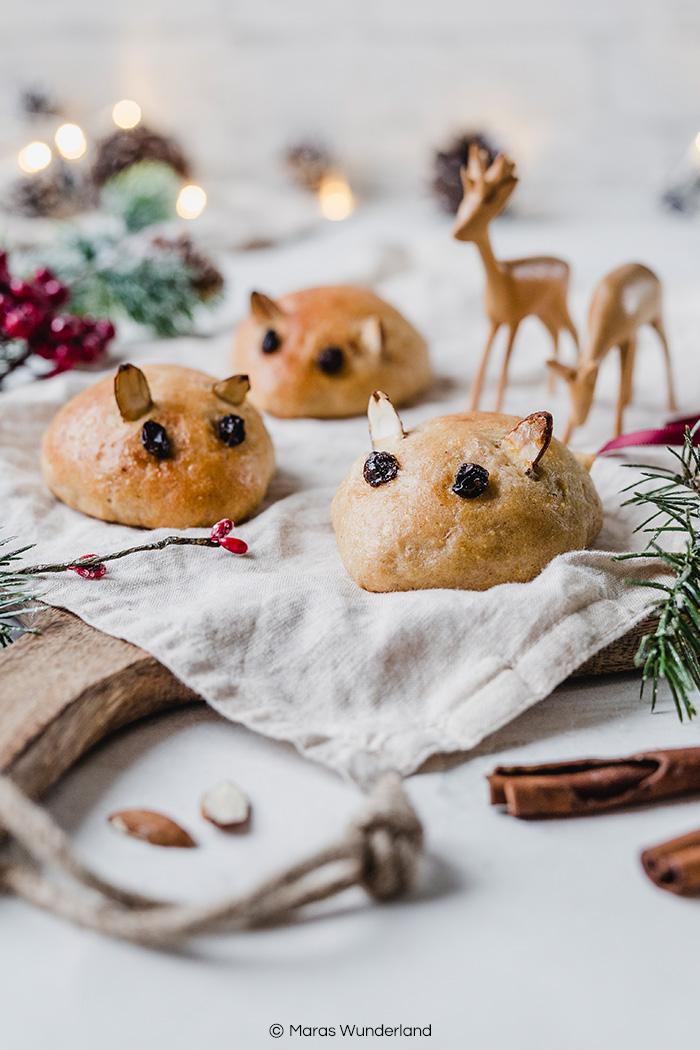 Süße Mäuse-Brötchen - einfach gemacht und ohne Hefe. Gesünderer Quark-Öl-Teig in Mäuseform. Perfekt für Kinder. Weihnachtlich lecker. • Maras Wunderland #christmas #weihnachtsbäckerei #weihnachtsrezepte