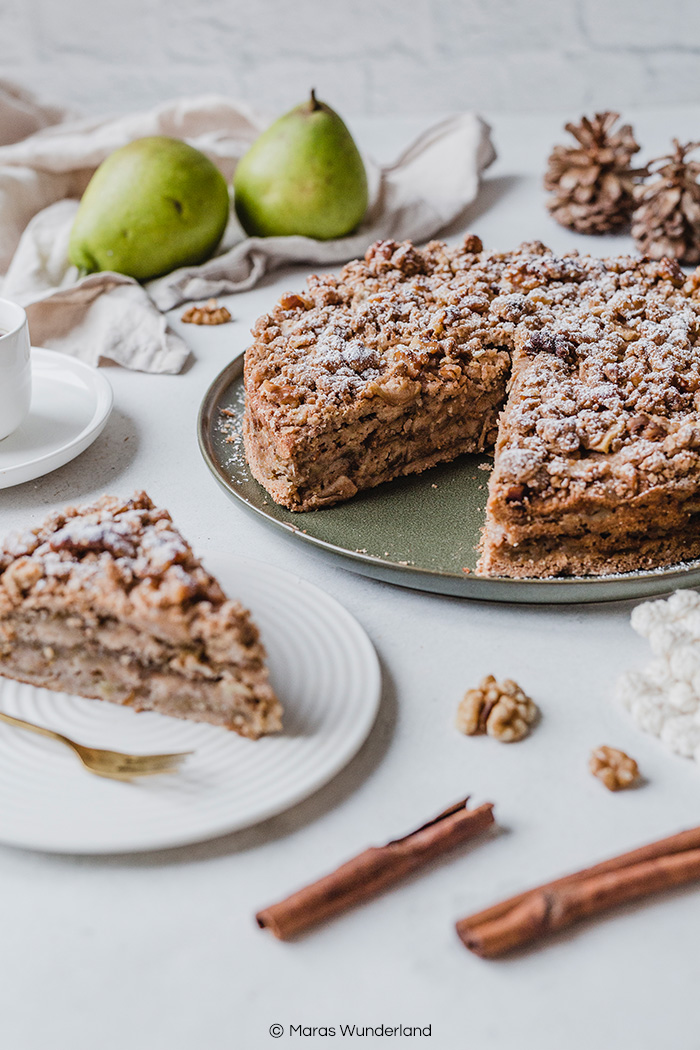 Veganer Birnenkuchen mit Streuseln. Saftig und ganz ohne Butter & Öl. • Maras Wunderland #birnenkuchen #vegan #kuchen #cake #pears