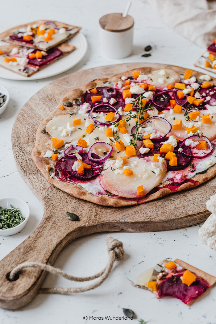 Gesunder Vollkorn-Flammkuchen mit Birne, rote Beete, Kürbis und Schafskäse. Schnell gemacht und perfekt als Abendessen oder an Geburtstagen. • Maras Wunderland #flammkuchen #healthyrecipes #gesunderezepte