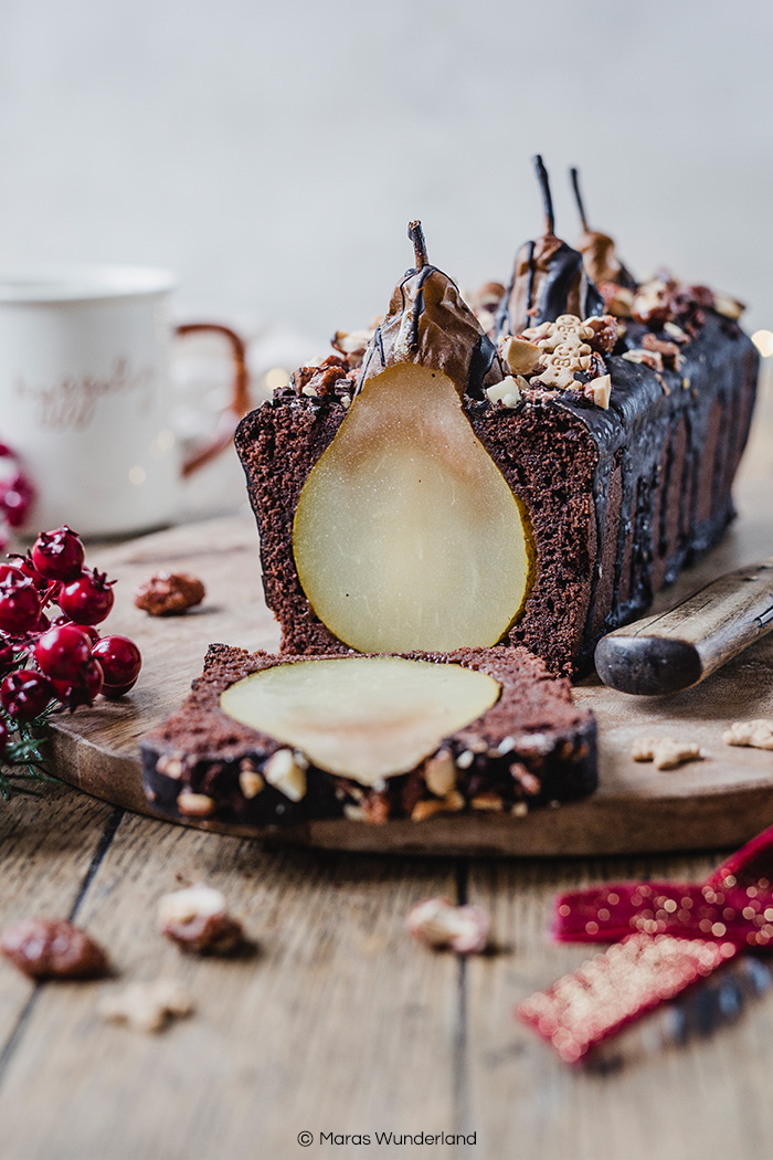 Veganer Birnen-Rotweinkuchen. Schnell und einfach gemacht, super lecker und perfekt für Weihnachten. • Maras Wunderland #christmascake #rotweinkuchen #birnenkuchen