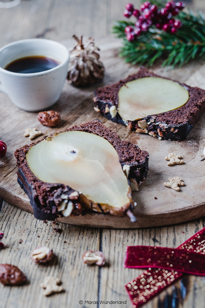 Veganer Birnen-Rotweinkuchen. Schnell und einfach gemacht, super lecker und perfekt für Weihnachten. • Maras Wunderland #christmascake #rotweinkuchen #birnenkuchen
