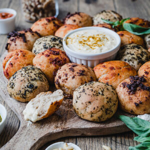 Vegane Brötchensonne mit Pesto & Dip