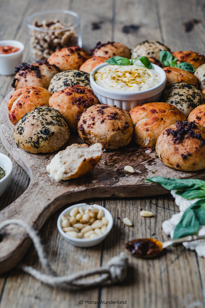 Vegane Brötchensonne mit Pesto & Dip. Ein leckeres Partyrezept oder auch Grillbeilage. Einfach gemacht. • Maras Wunderland