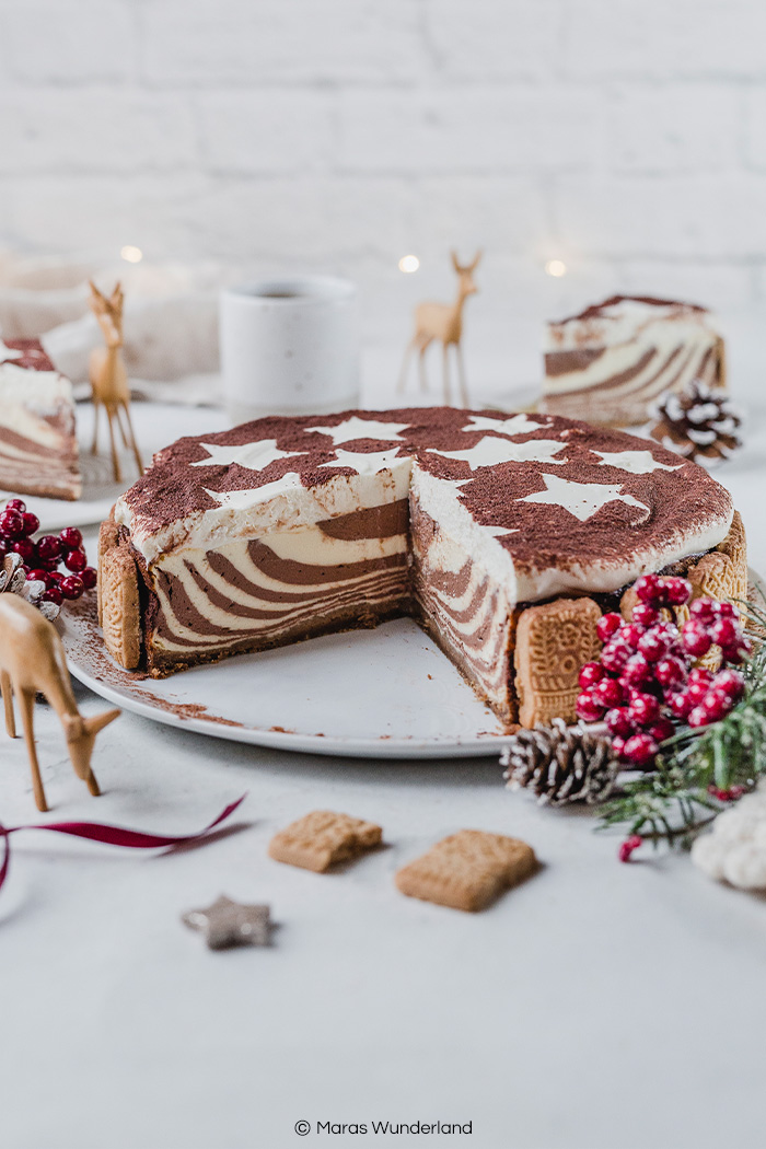 Weihnachtlicher Spekulatius-Zebrakuchen als Käsekuchen. Gut vorzubereiten und perfekt für's Weihnachtsfest. • Maras Wunderland #christmas #christmascake #käsekuchen #zebrakuchen #cheesecake #spekulatius