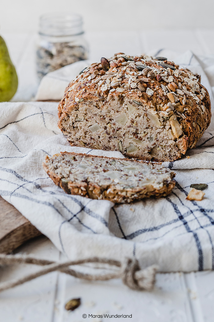 Dieses glutenfreie, vegane Birnenbrot benötigt keine Hefe und ist schnell und einfach gemacht. Leicht süßlich und perfekt am Morgen. • Maras Wunderland #bread #brot #breakfast #frühstück #vegan #glutenfrei #glutenfree