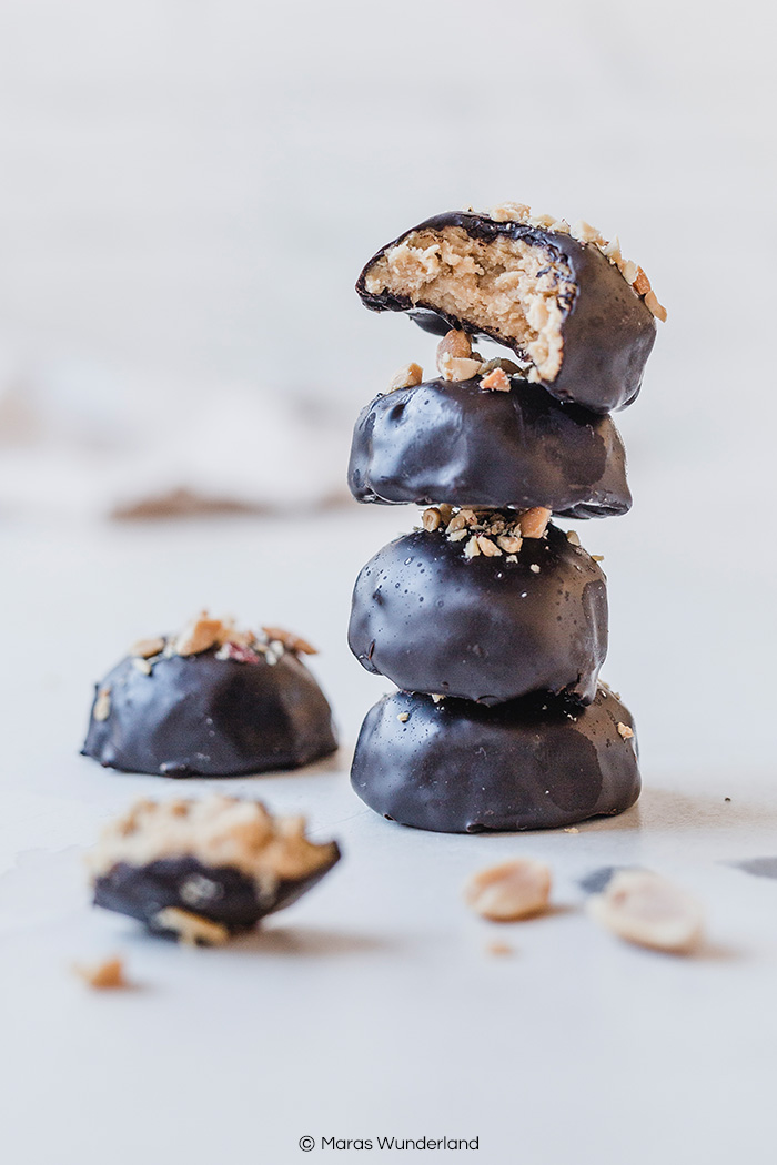 Vegane Chocolate Peanut Bites. Gesund und glutenfrei. Perfekter Snack - am besten tiefgekühlt. • Maras Wunderland #peanutbites #schokolade #snack