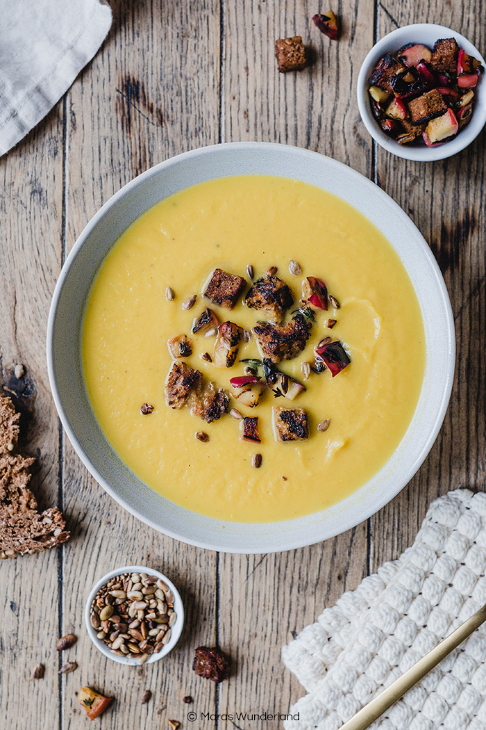 Vegane Selleriesuppe mit Karotte, Apfel und Vollkorn-Croutons. Mit und ohne Thermomix. Schnell gemacht und gesund. • Maras Wunderland