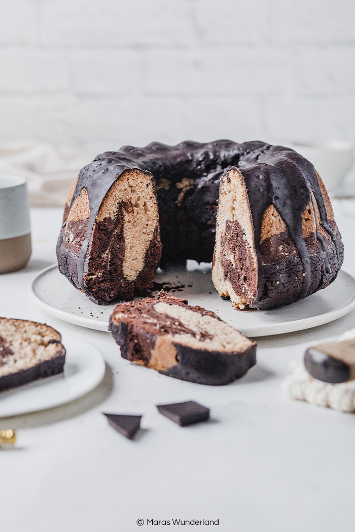 Dieser vegane Marmorkuchen schmeckt wie der Klassiker, aber kommt ganz ohne Butter, Milch & Eier aus. Zuckerfrei, saftig & schnell gemacht. Perfekt für jede Geburtstagsfeier. • Maras Wunderland #marmorkuchen #geburtstagskuchen #marblecake