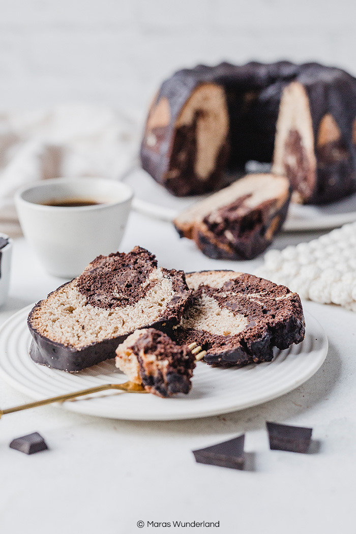 Dieser vegane Marmorkuchen schmeckt wie der Klassiker, aber kommt ganz ohne Butter, Milch & Eier aus. Zuckerfrei, saftig & schnell gemacht. Perfekt für jede Geburtstagsfeier. • Maras Wunderland #marmorkuchen #geburtstagskuchen #marblecake