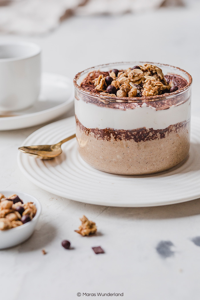 Ruck zuck Tiramisu Over Night Oats. Vegan, gesund und perfekt am Morgen oder für Zwischendurch. Ein Muss für Tiramisu-Fans. • Maras Wunderland #porridge #overnightoats #tiramisu #breakfast #frühstück